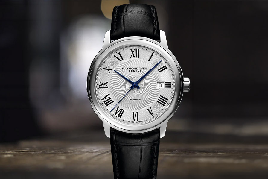 Raymond Weil Maestro automático 39,5 mm en acero, esfera plateada y fondo de zafiro transparente