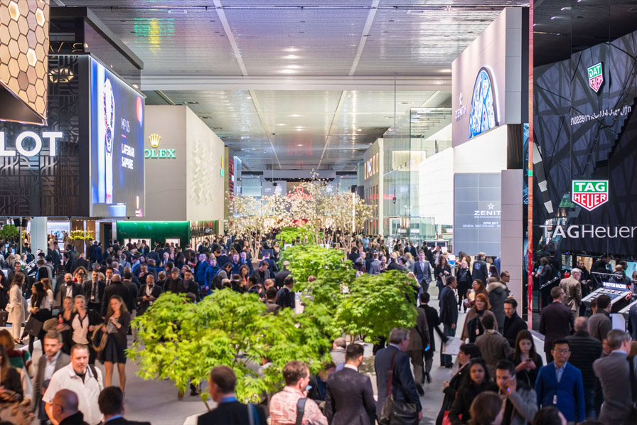 Pasillo central de Baselworld repleto de visitantes, con los stands de las grandes marcas relojeras