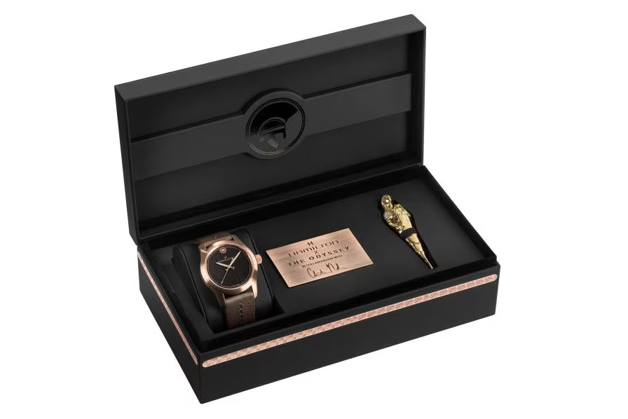Set completo del Hamilton The Odyssey: reloj, broche de Atenea, placa firmada y estuche con forma de escudo